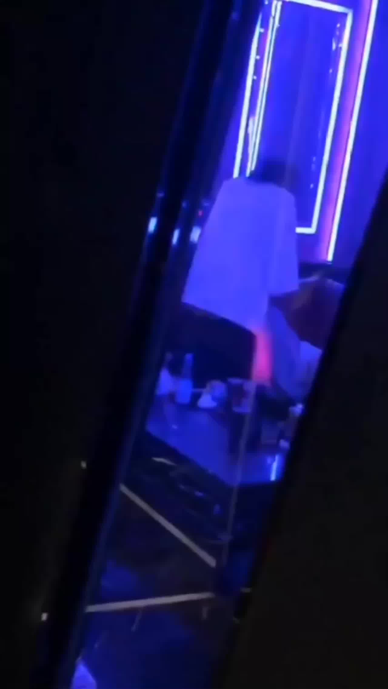  KTV包间偷拍大学情侣激情做爱 的剧照8