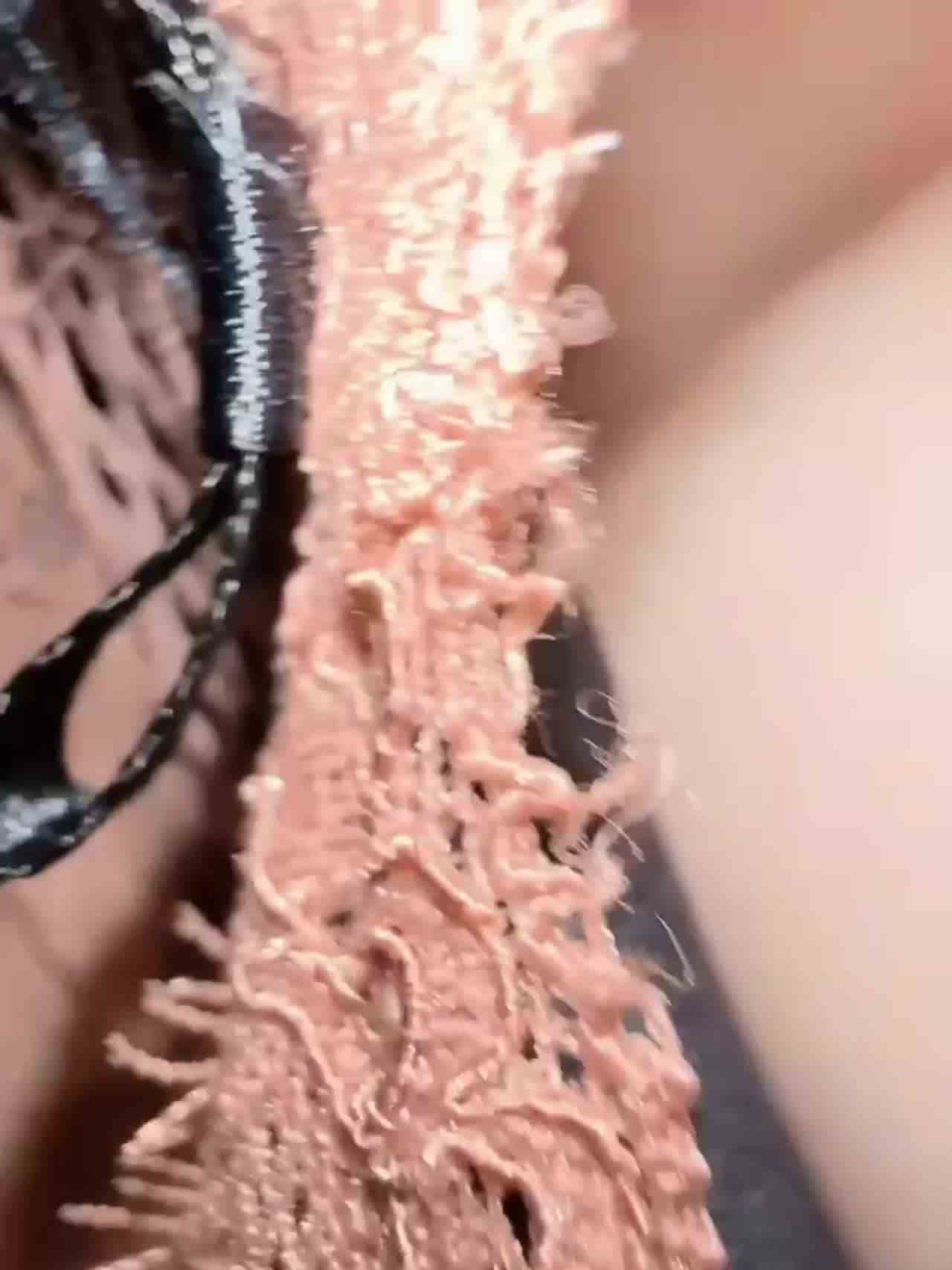  【姐弟乱伦车震】外面还有人呢，就直接干起来了，差点就内射拔慢了，姐姐想用嘴巴接精液结果已经射完了！ 的剧照5