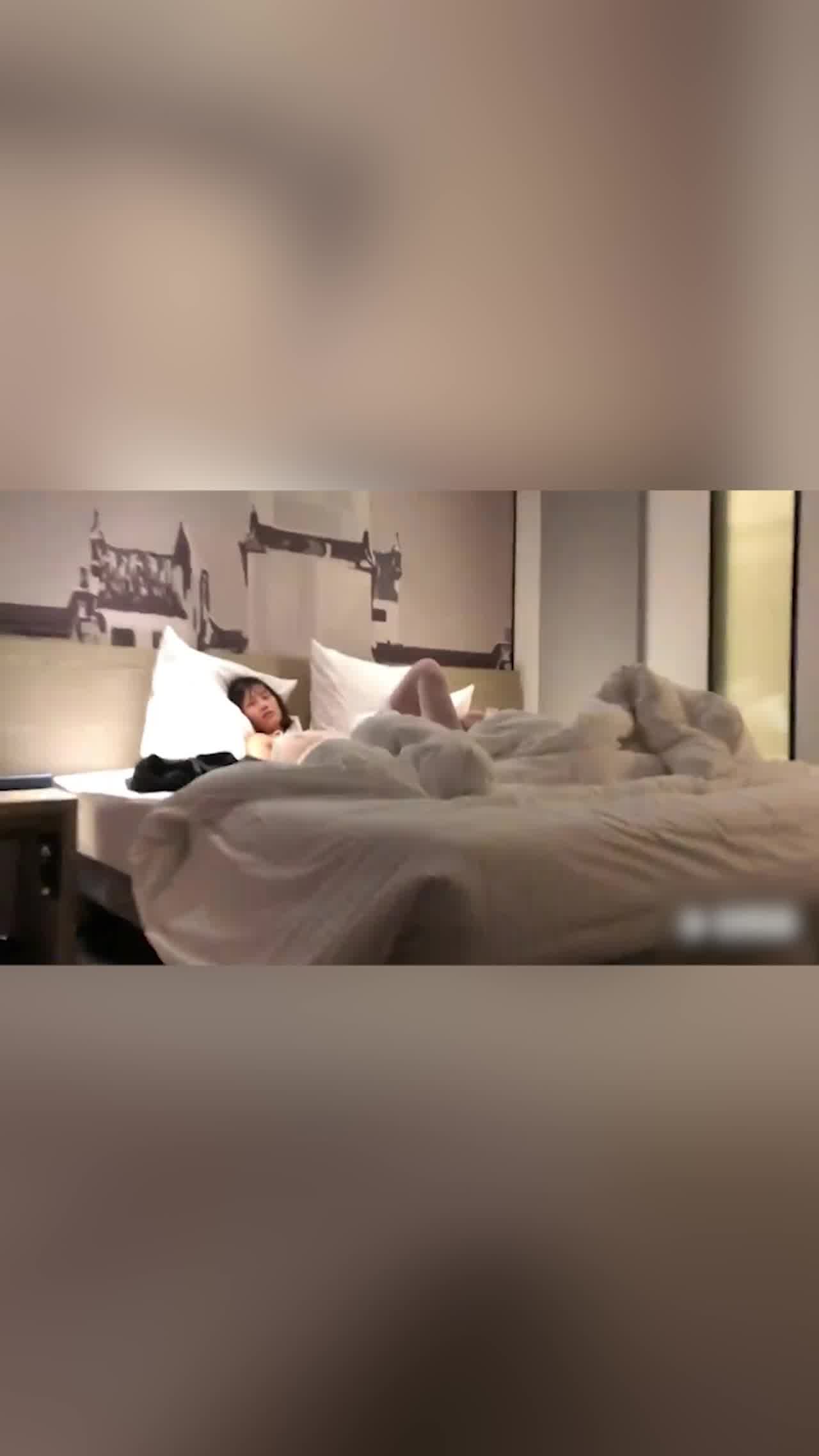  露脸00后暴力捆绑调教 的剧照2