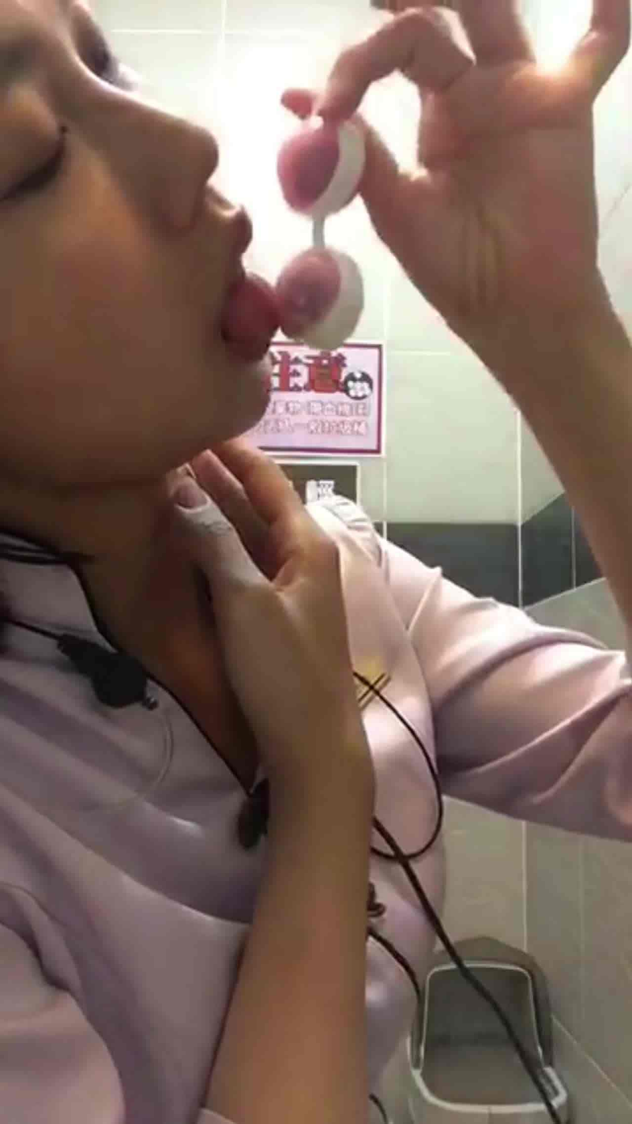  长袖祺袍短发空姐玩具肛塞假屌抽插 的剧照4