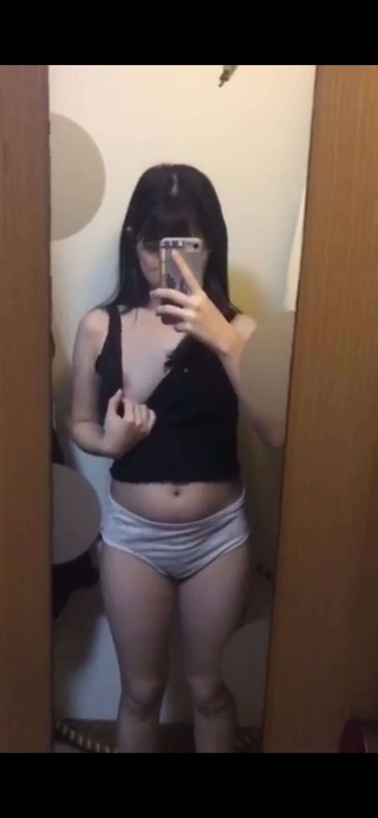  渣男分手后报复流出清纯眼镜学生妹不雅自拍~牵狗链后入道具紫薇口嗨淫态百出 的剧照5