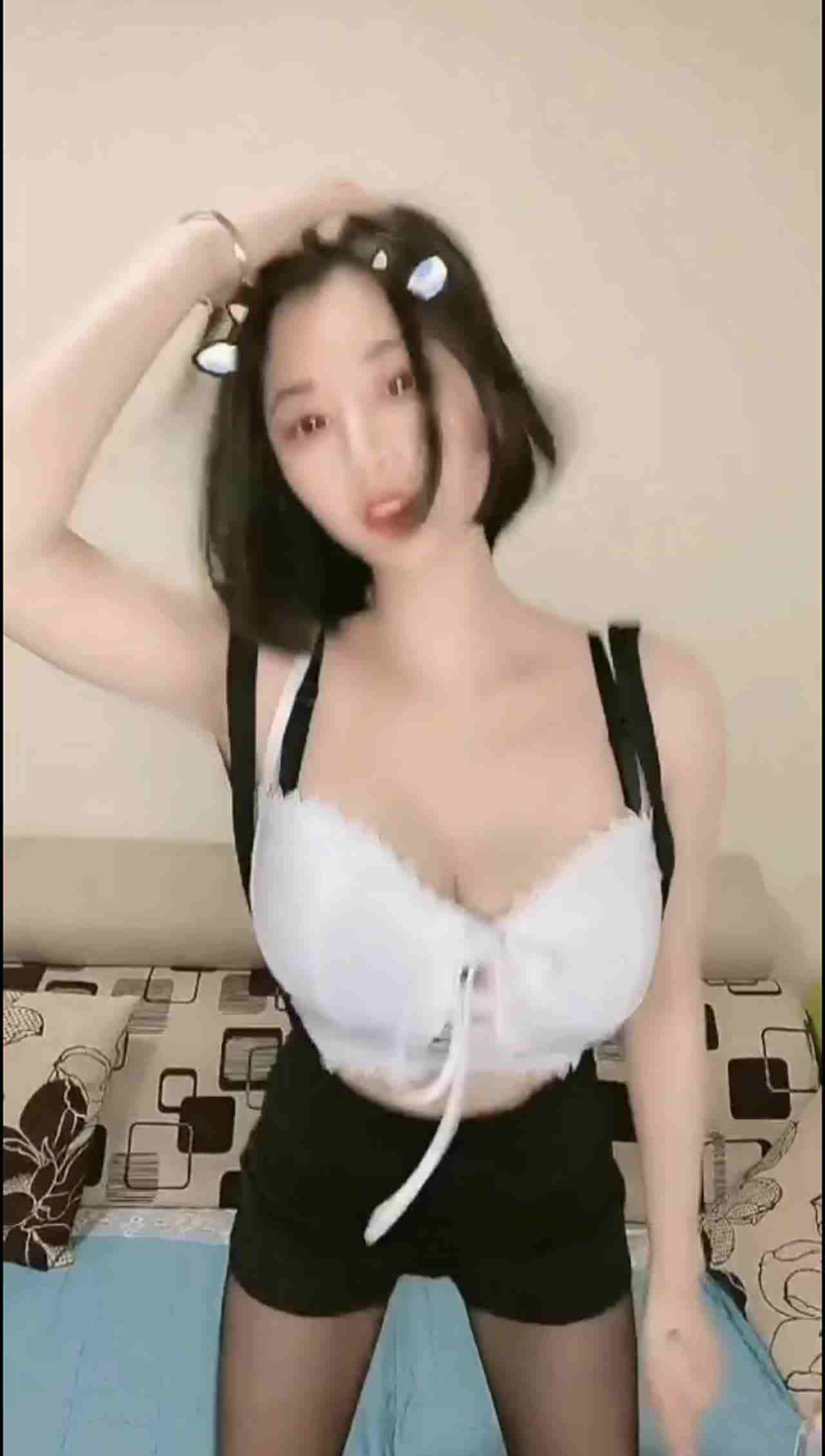  超美短发正妹晃起来够胸很 的剧照2