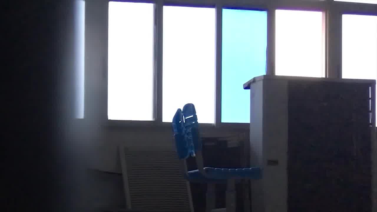  高中情侣在没人的教室做爱，无套内射，听到点动静立马起身穿裤子，差点被发现 的剧照2