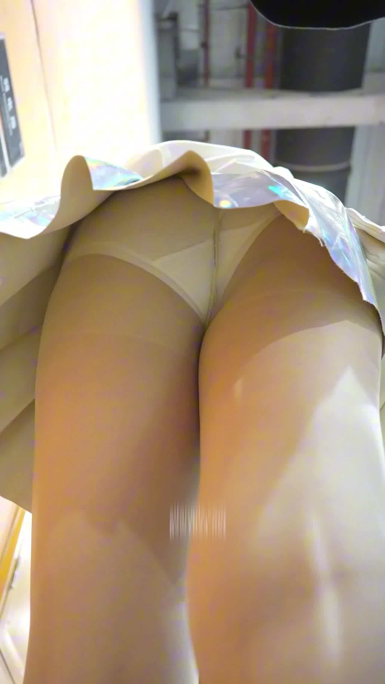  偷拍COS展场白色底裤子 的剧照9