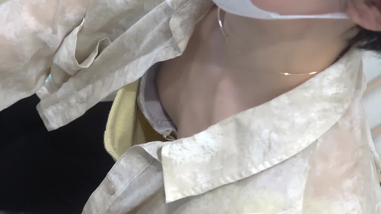  偷拍大神清纯妹子的胸罩风光 的剧照3