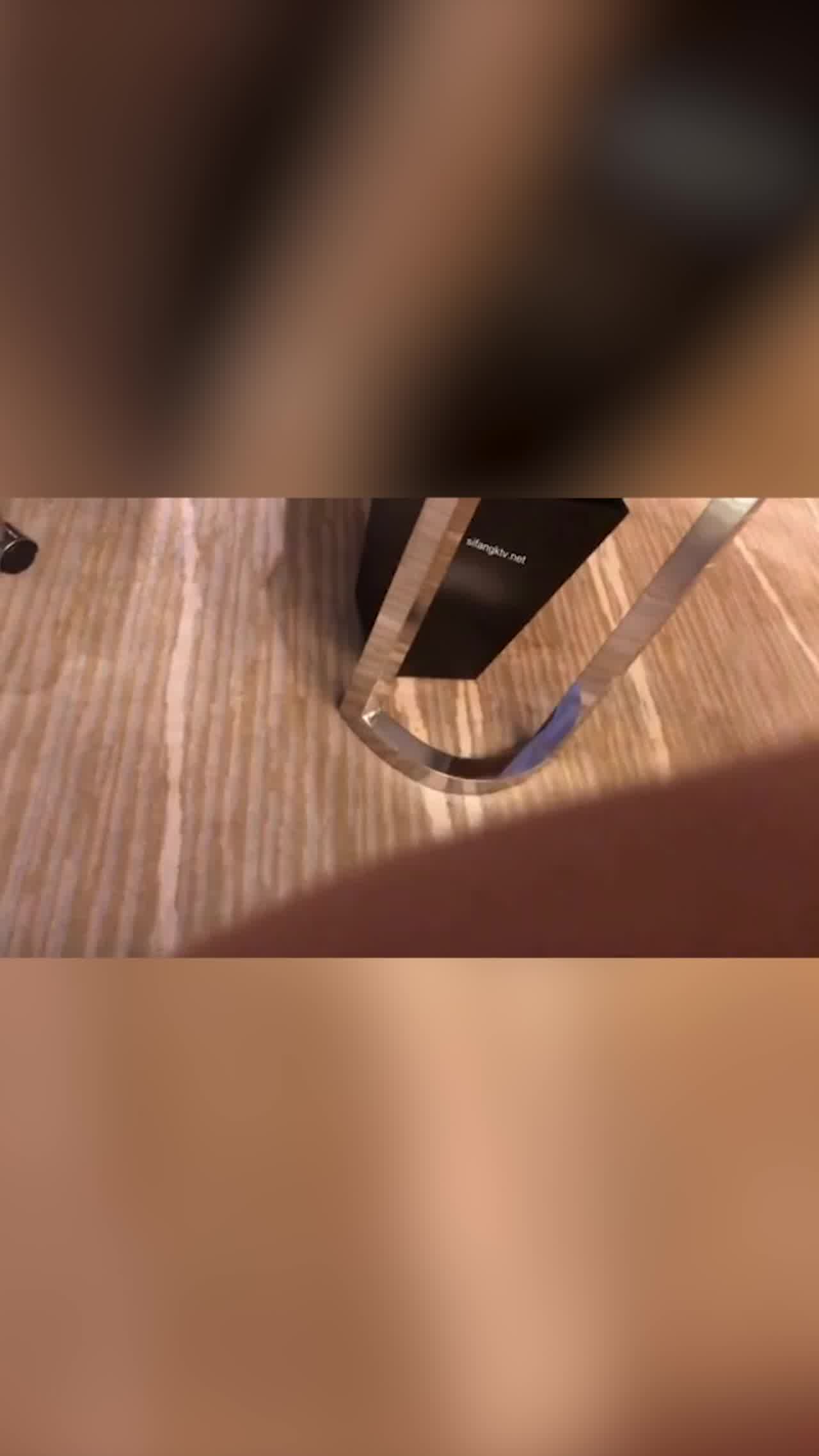  最淫荡的莫过于鸡巴被母狗含在嘴里混合着口水发出的呜呜骚叫 的剧照7