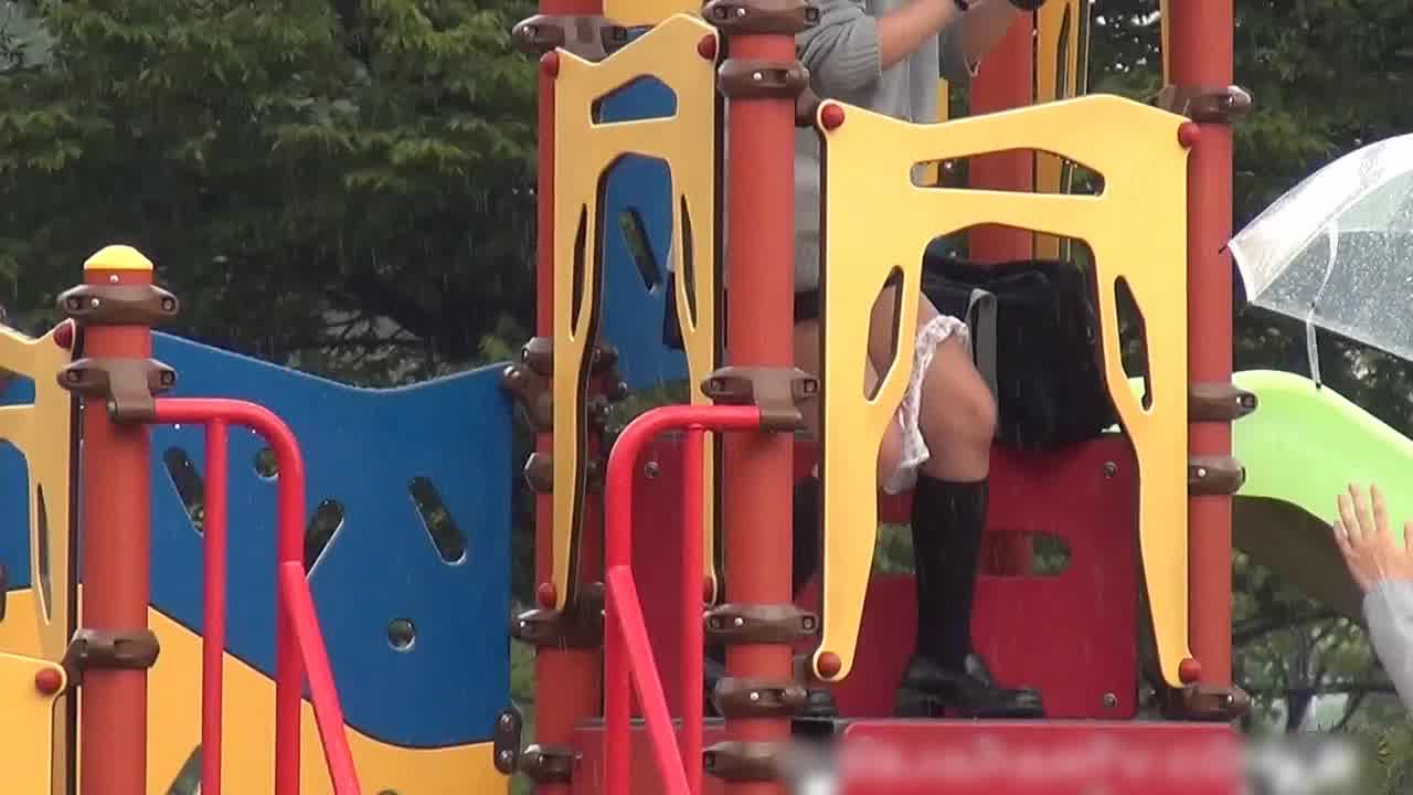  露出放尿，霓虹高中生雨天在游乐园放尿，真皮又骚气 的剧照7