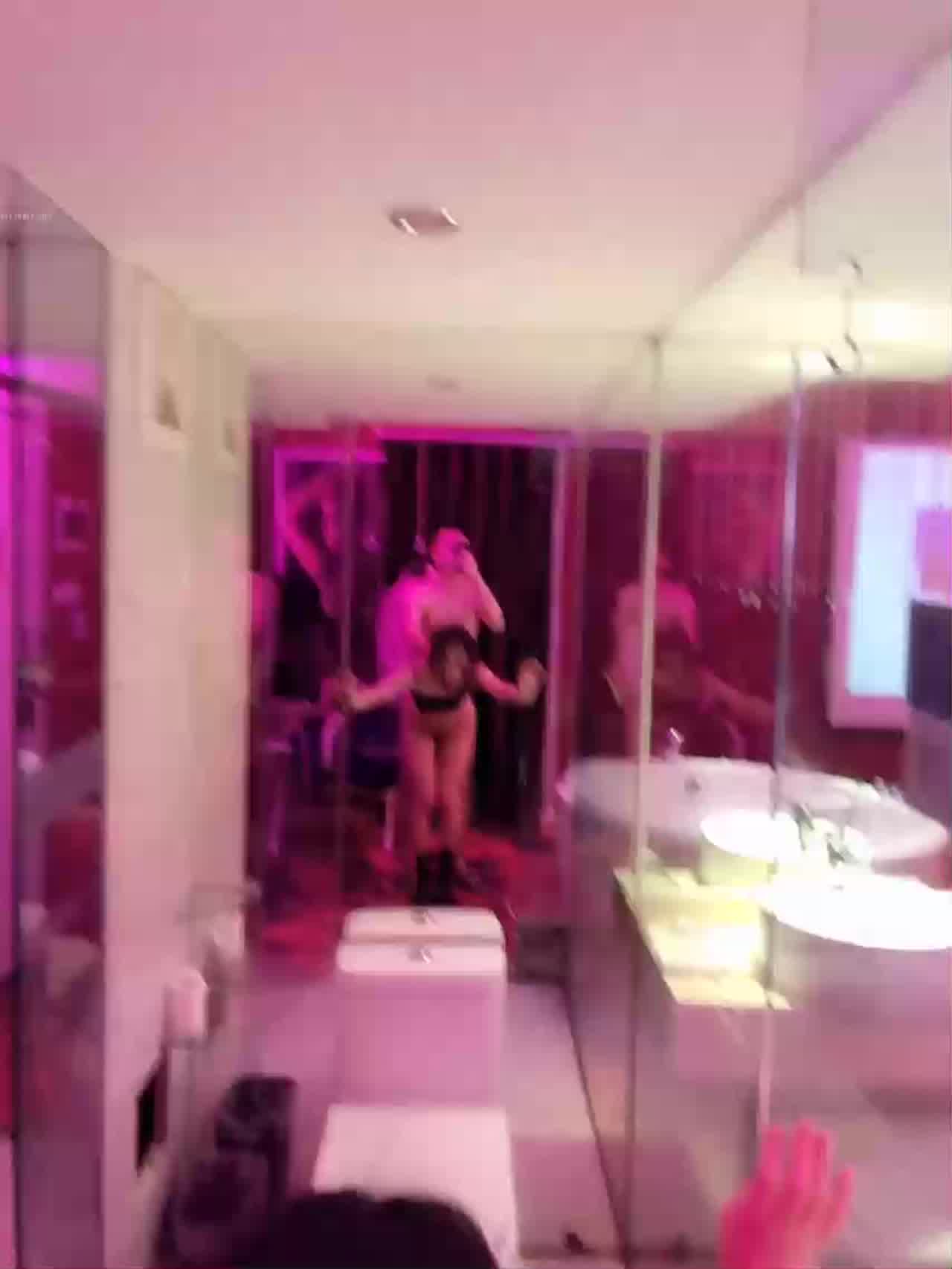  氛围感十足的酒店 厕所门前站立后入狂操小骚逼 的剧照4