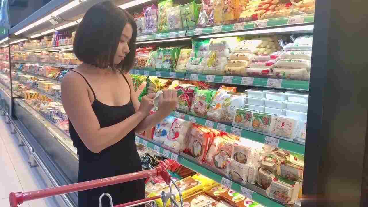  骚女孩不穿内裤逛超市，还撩起黑丝裙露出，上了车迫不及待拿出来自慰，爽喷很多淫水 的剧照5