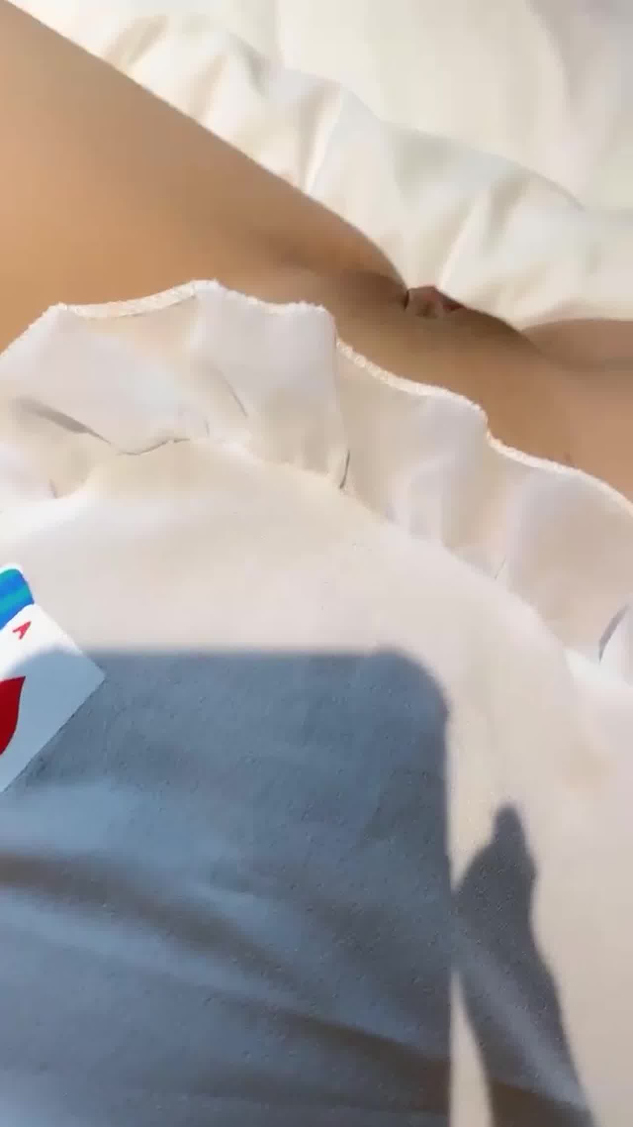  黑丝大长腿女神，完美胸型，上来玩足交，褪下内裤干净白虎穴，还算粉嫩第一视角传教士啪啪做，射在大腿根 的剧照8